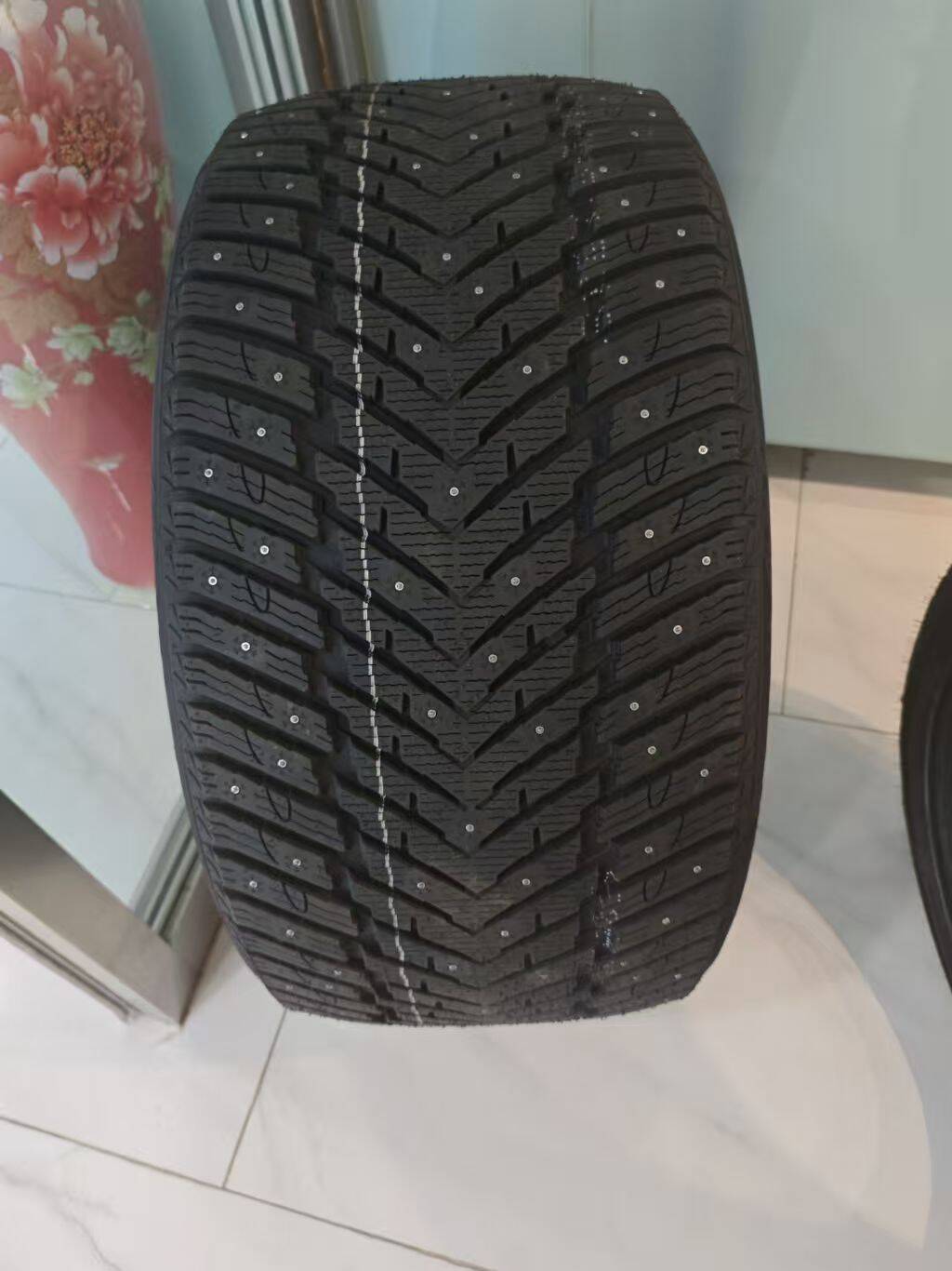 Kapsen IceMax RW516 winter tire tread