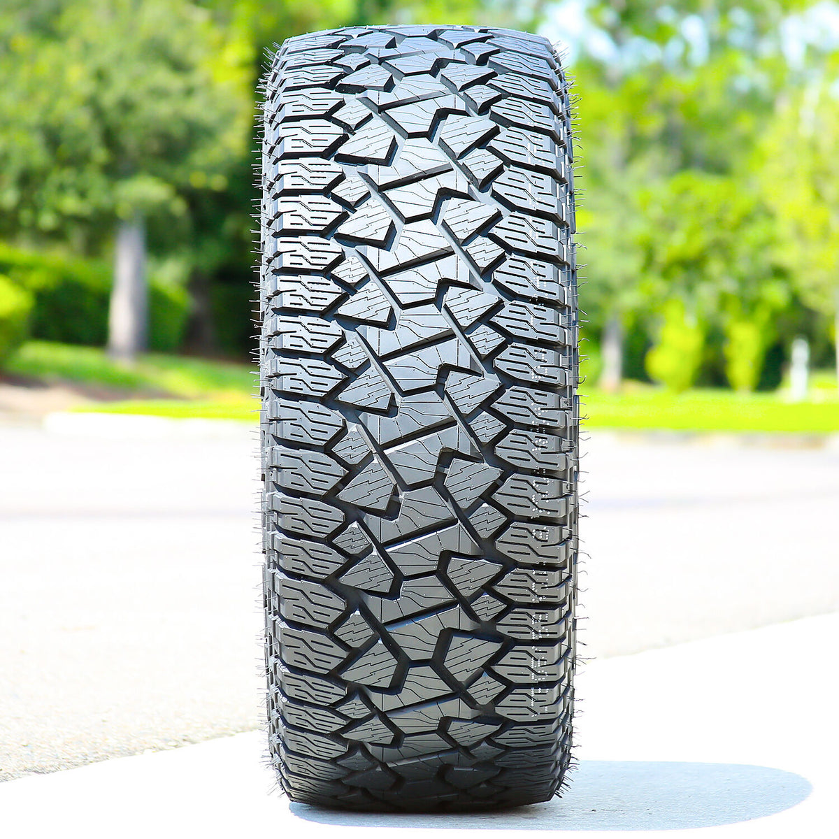Gladiator X Comp A/T 275/70R18 tire